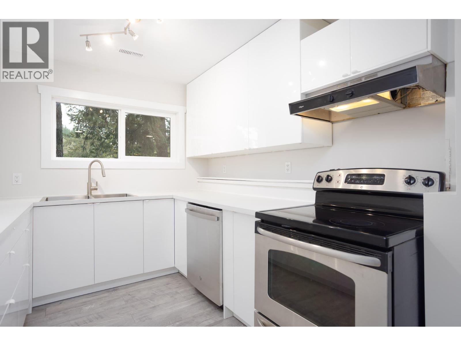 Photo 33 of 254 Terrace Drive, Kelowna BC