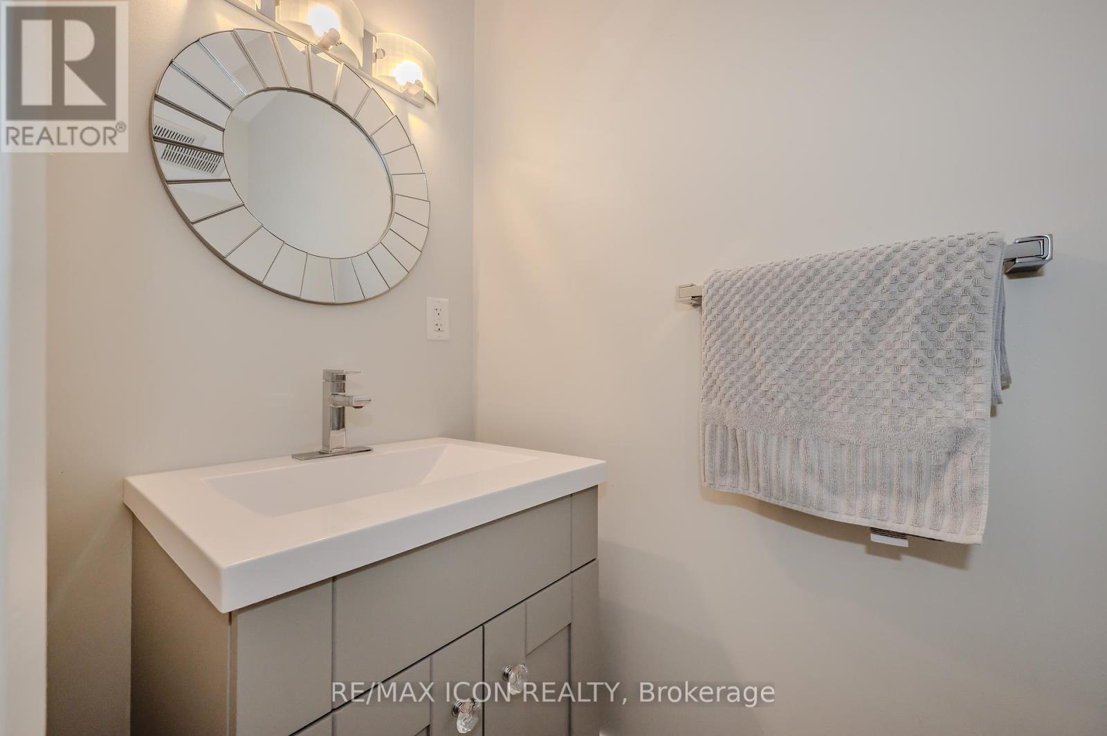 Photo 3 of 12 337 Kingswood Drive, Kitchener ON