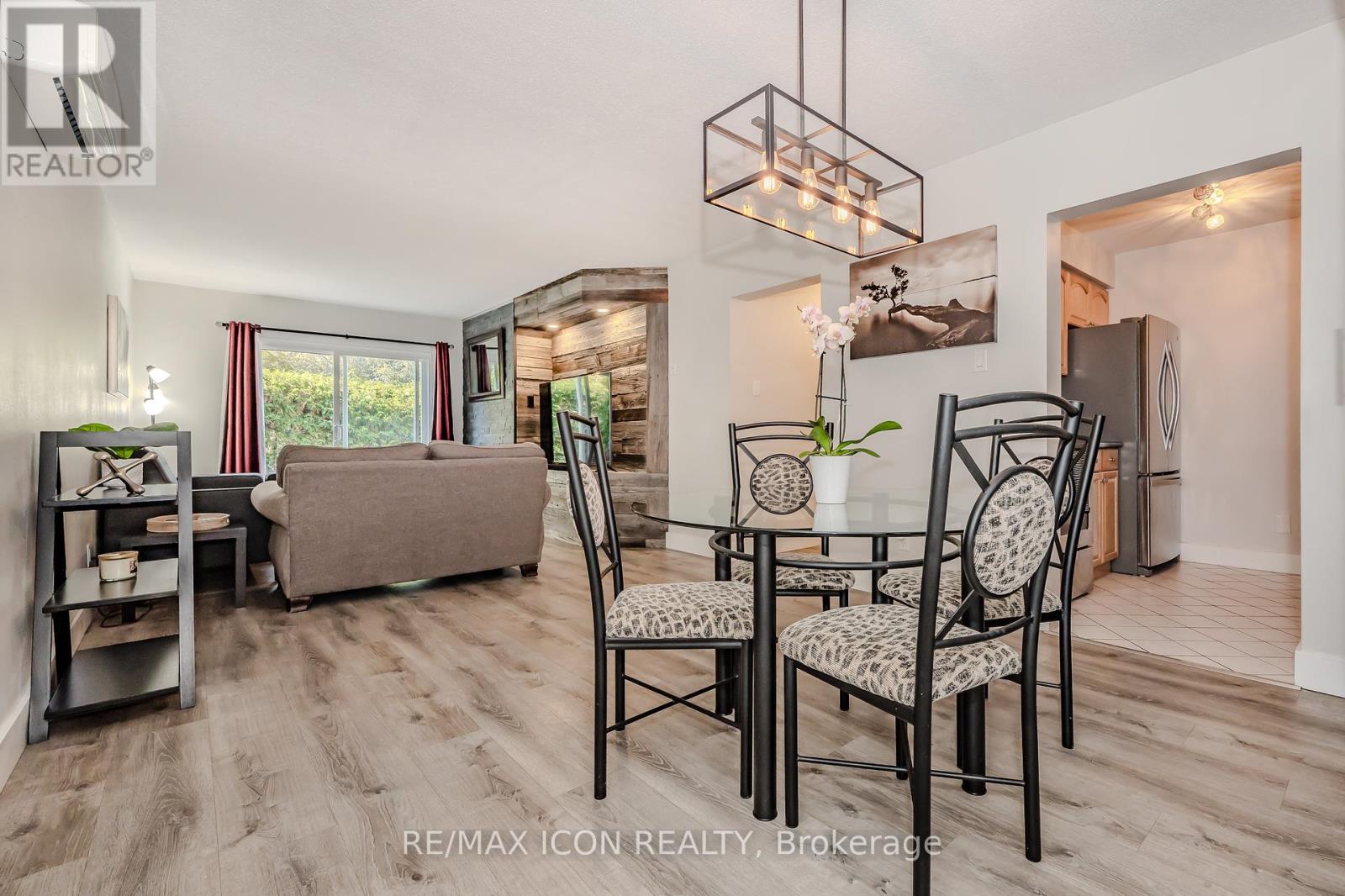 Photo 1 of 12 337 Kingswood Drive, Kitchener ON