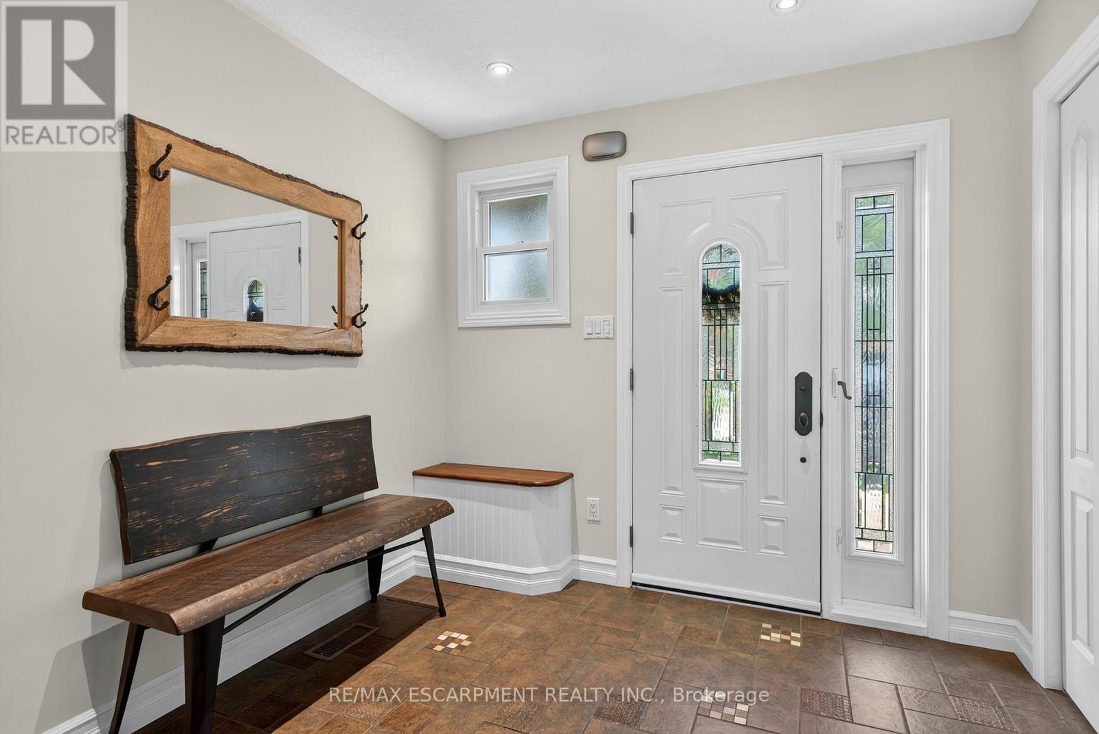 Photo 12 of 17 Tami Crescent, Grimsby ON