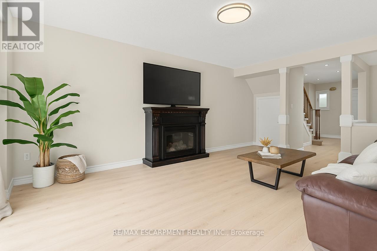 Photo 1 of 17 Tami Crescent, Grimsby ON