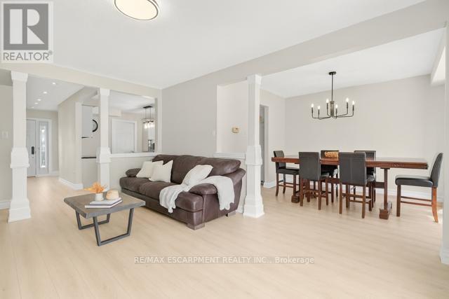 Photo 2 of 17 Tami Crescent, Grimsby ON