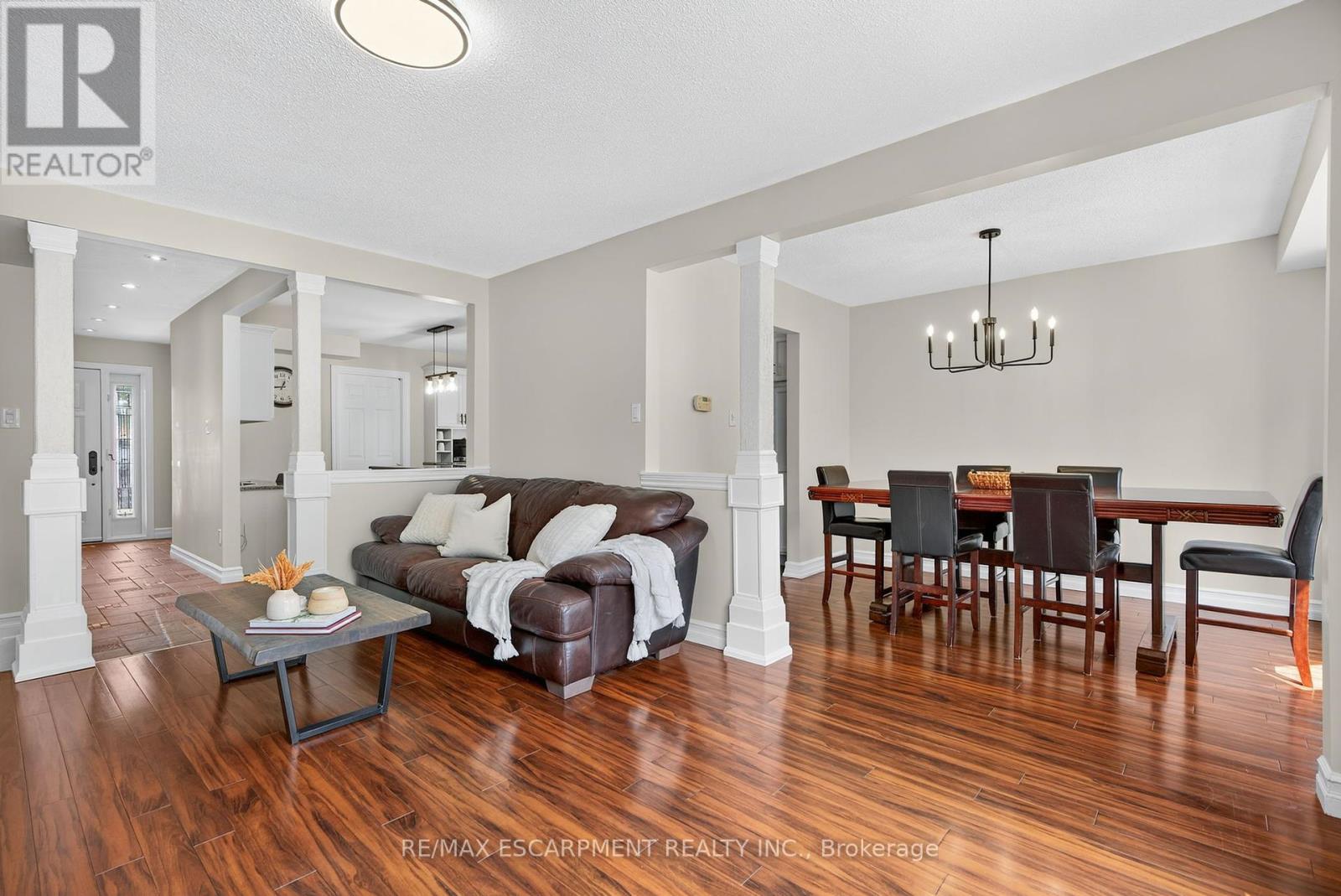 Photo 3 of 17 Tami Crescent, Grimsby ON