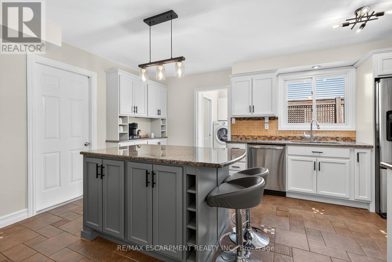Photo 46 of 17 Tami Crescent, Grimsby ON