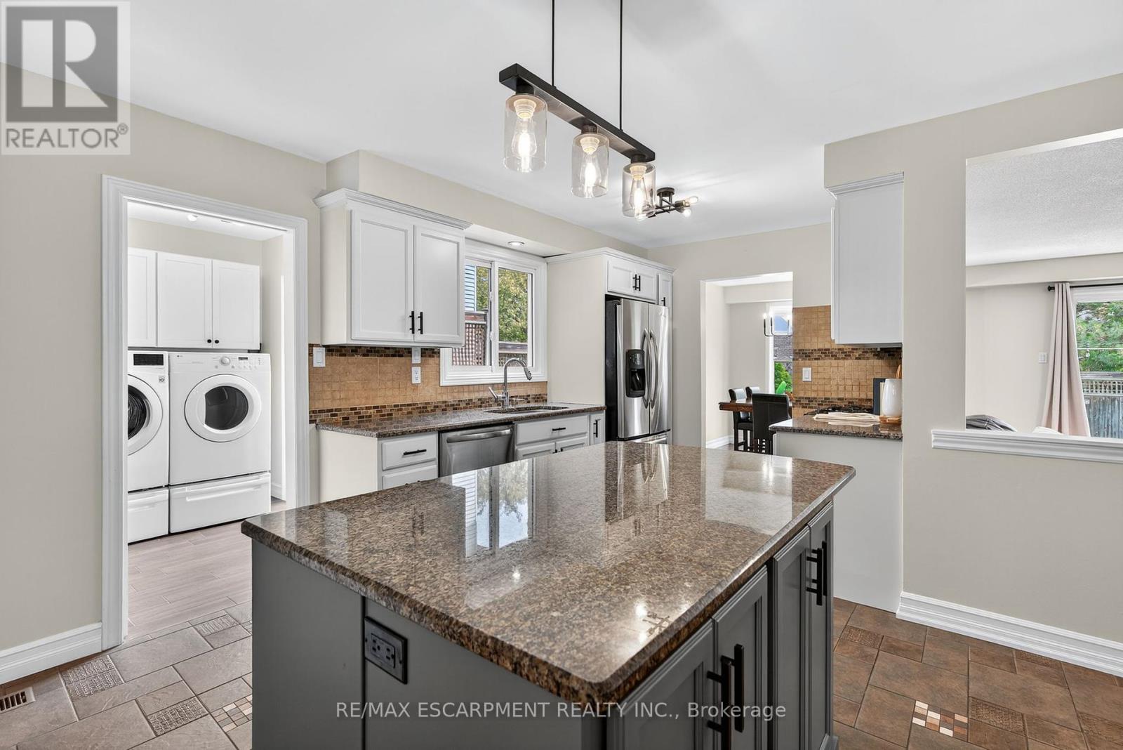 Photo 10 of 17 Tami Crescent, Grimsby ON
