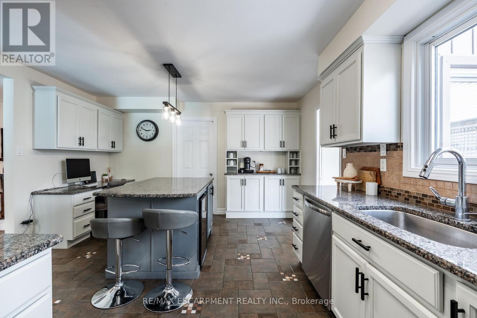 Photo 29 of 17 Tami Crescent, Grimsby ON