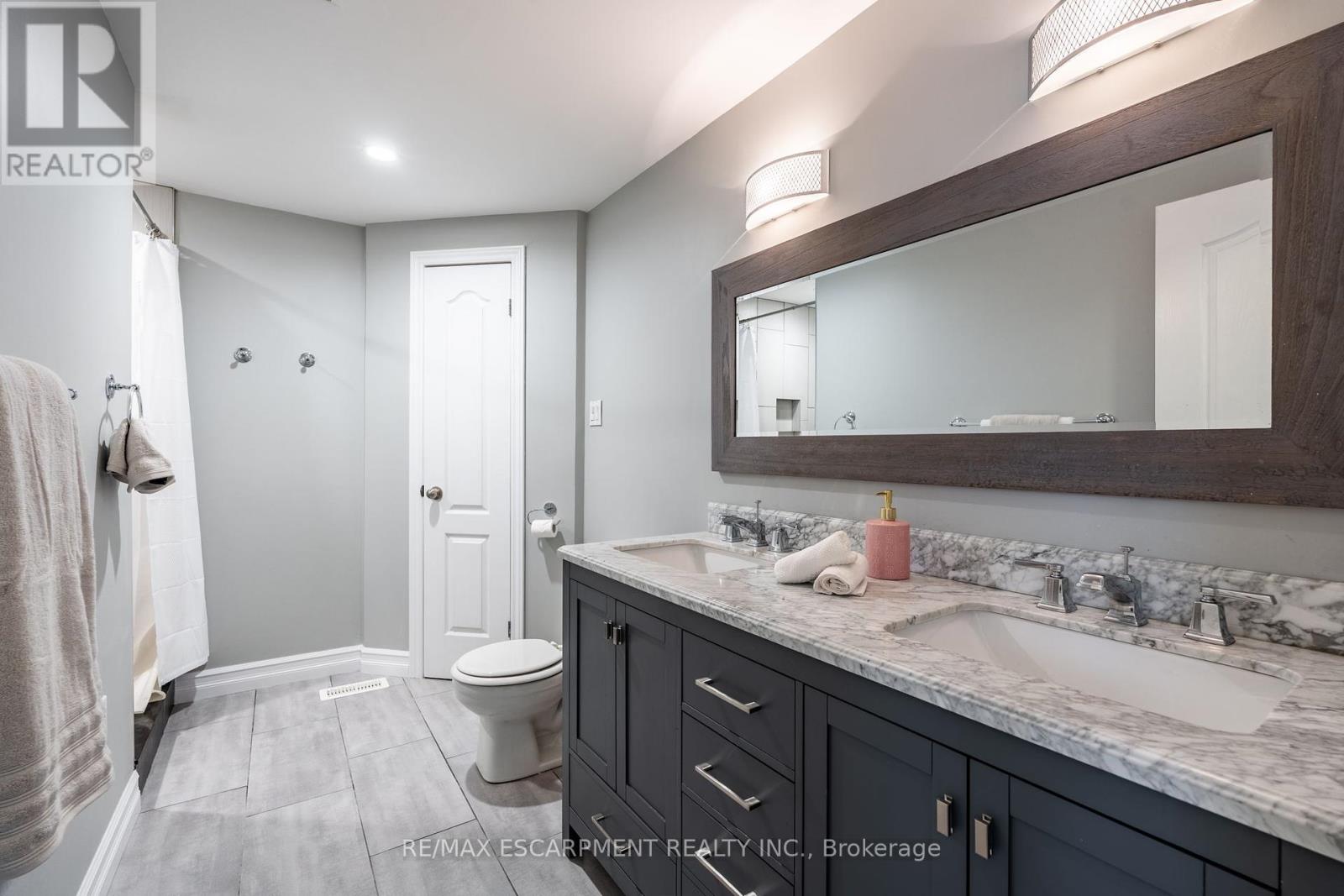 Photo 28 of 17 Tami Crescent, Grimsby ON