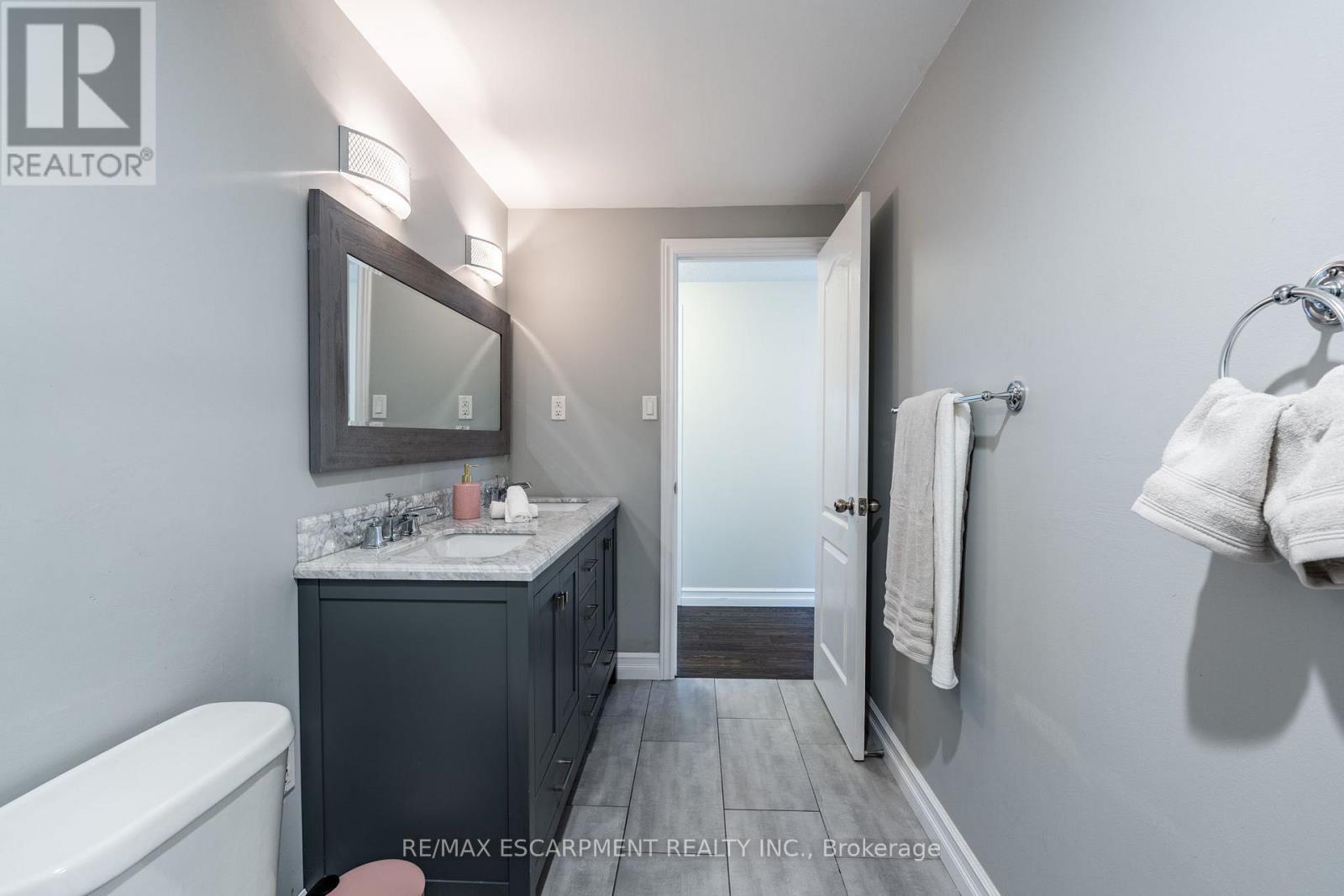 Photo 19 of 17 Tami Crescent, Grimsby ON