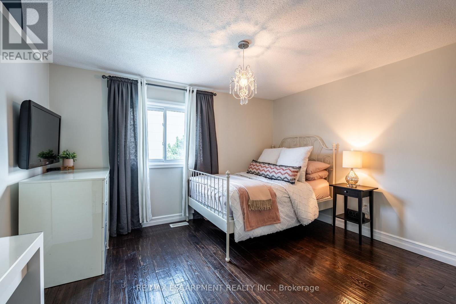 Photo 23 of 17 Tami Crescent, Grimsby ON