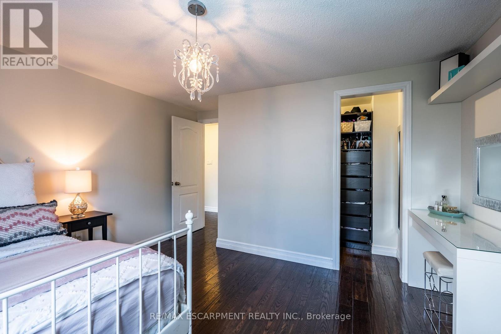 Photo 21 of 17 Tami Crescent, Grimsby ON