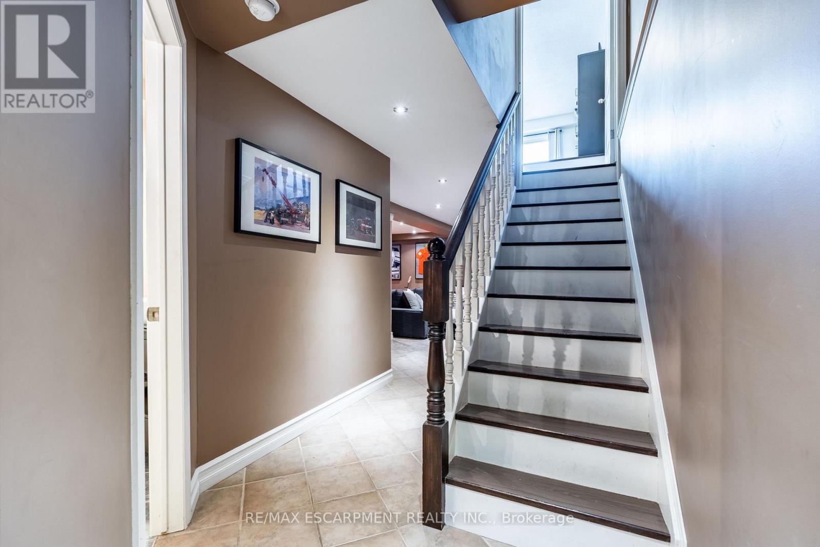 Photo 15 of 17 Tami Crescent, Grimsby ON