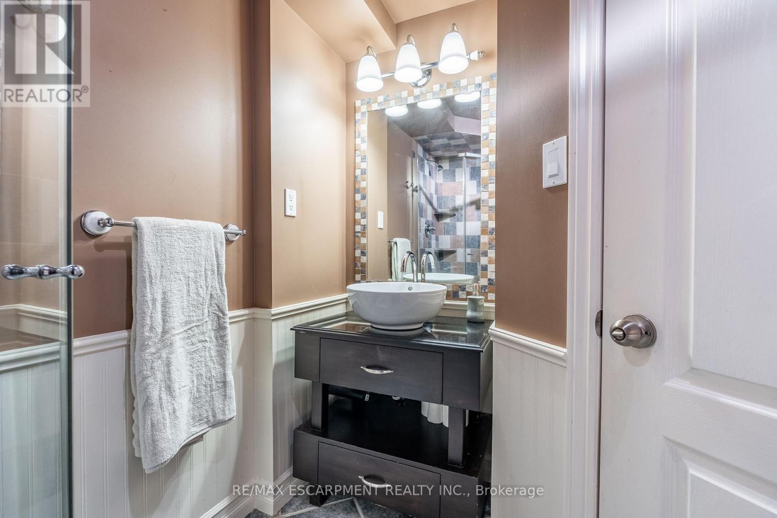 Photo 4 of 17 Tami Crescent, Grimsby ON