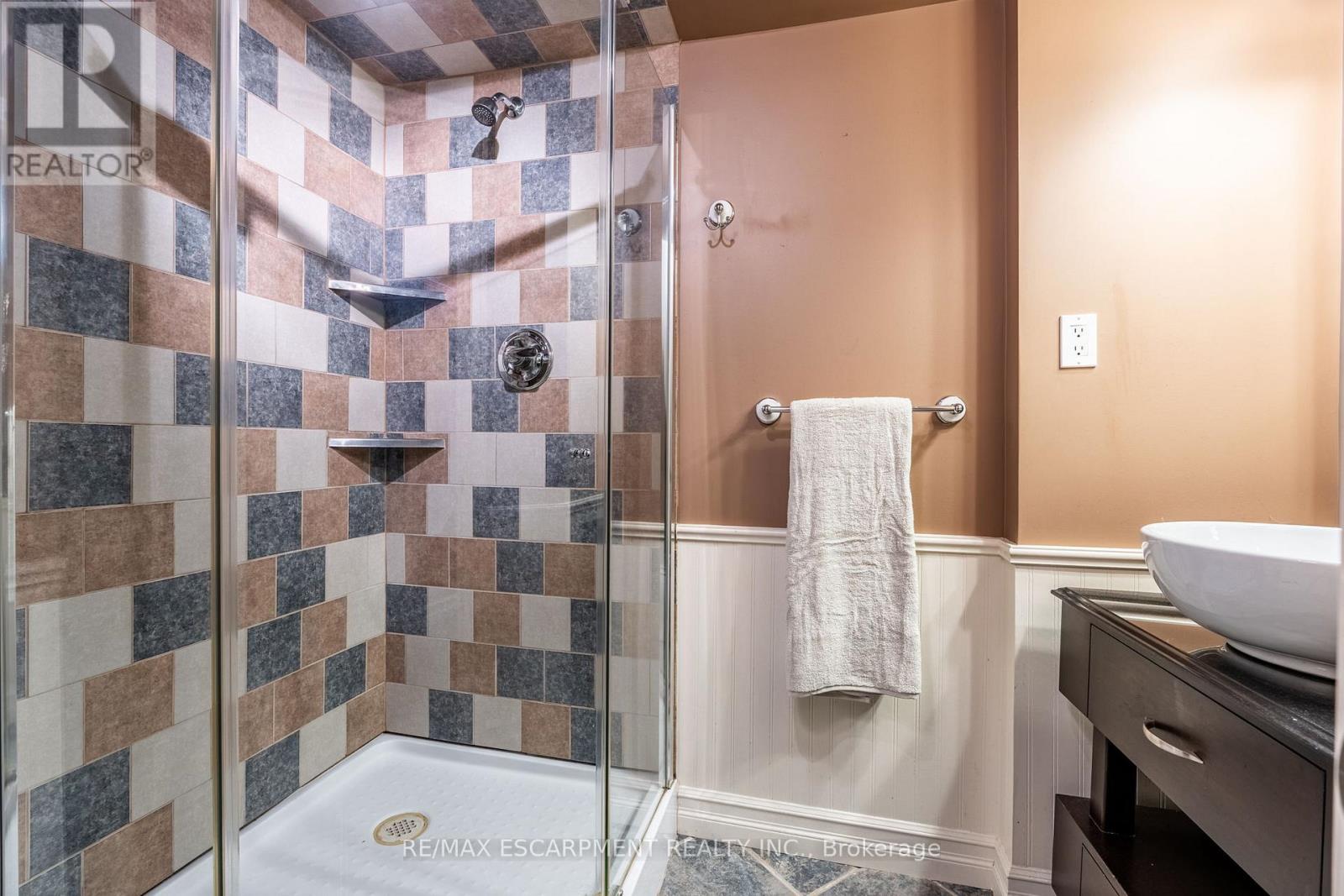 Photo 44 of 17 Tami Crescent, Grimsby ON