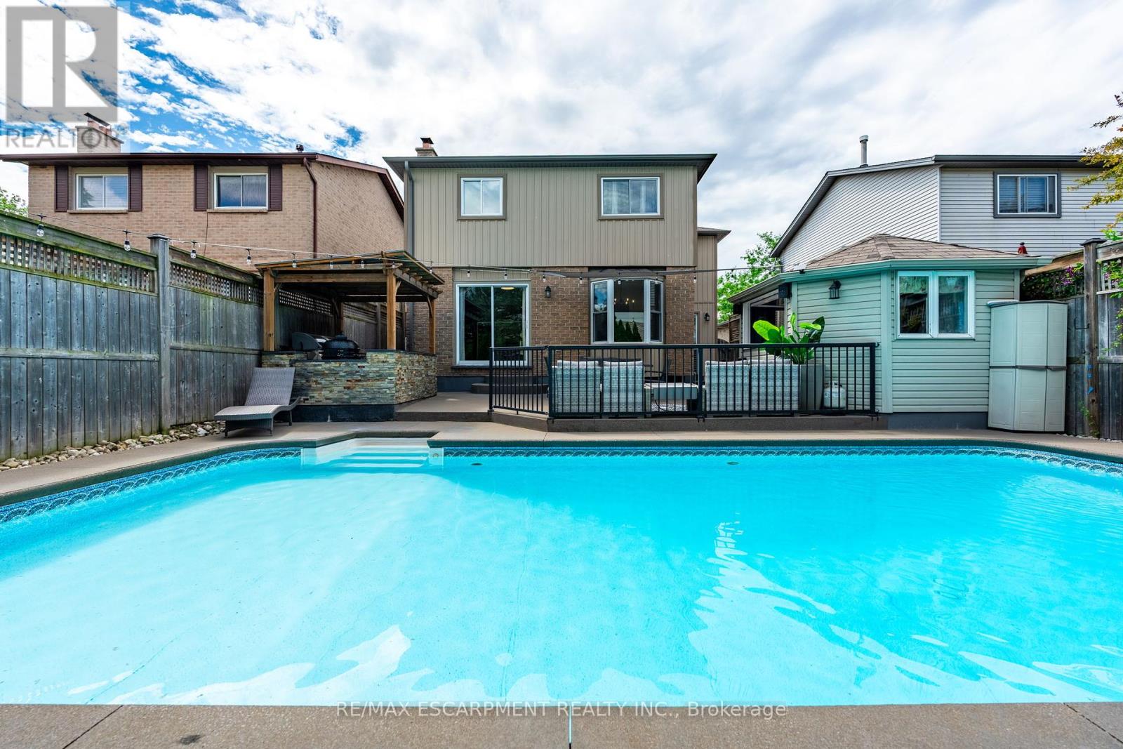 Photo 8 of 17 Tami Crescent, Grimsby ON
