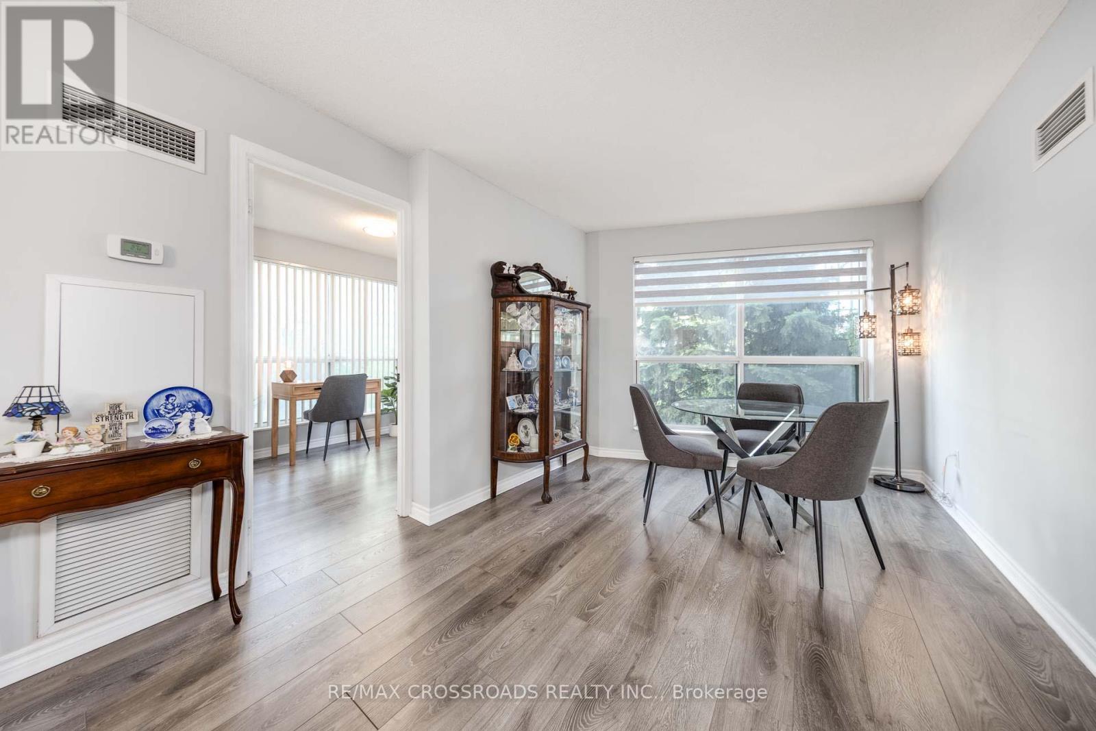 Photo 16 of 203 7 Lorraine Drive, Toronto ON