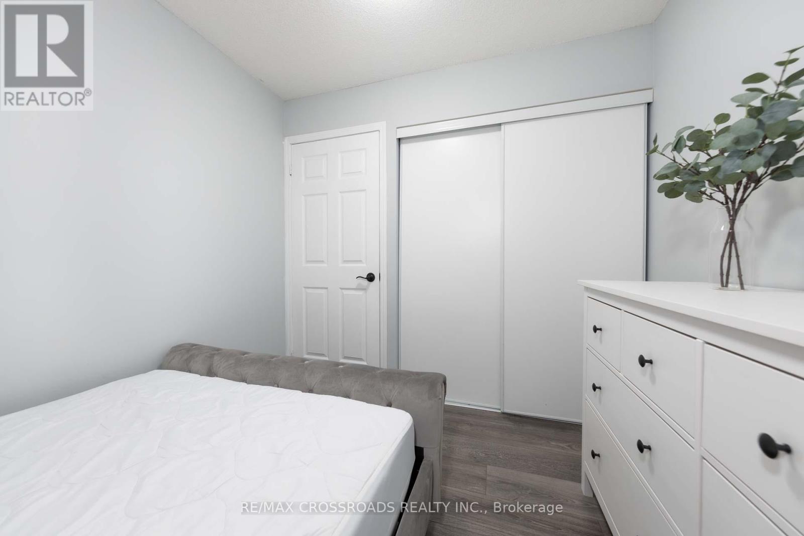 Photo 3 of 203 7 Lorraine Drive, Toronto ON