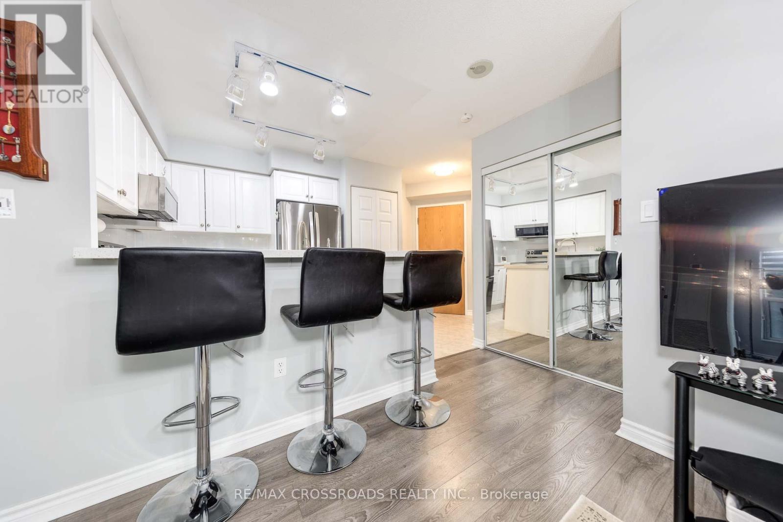 Photo 19 of 203 7 Lorraine Drive, Toronto ON