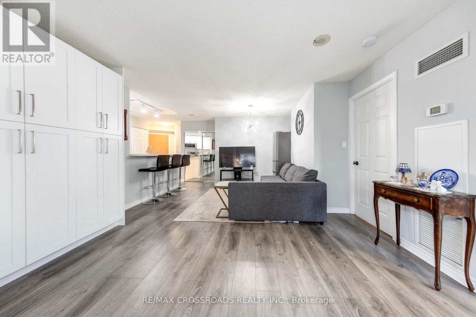 Photo 7 of 203 7 Lorraine Drive, Toronto ON