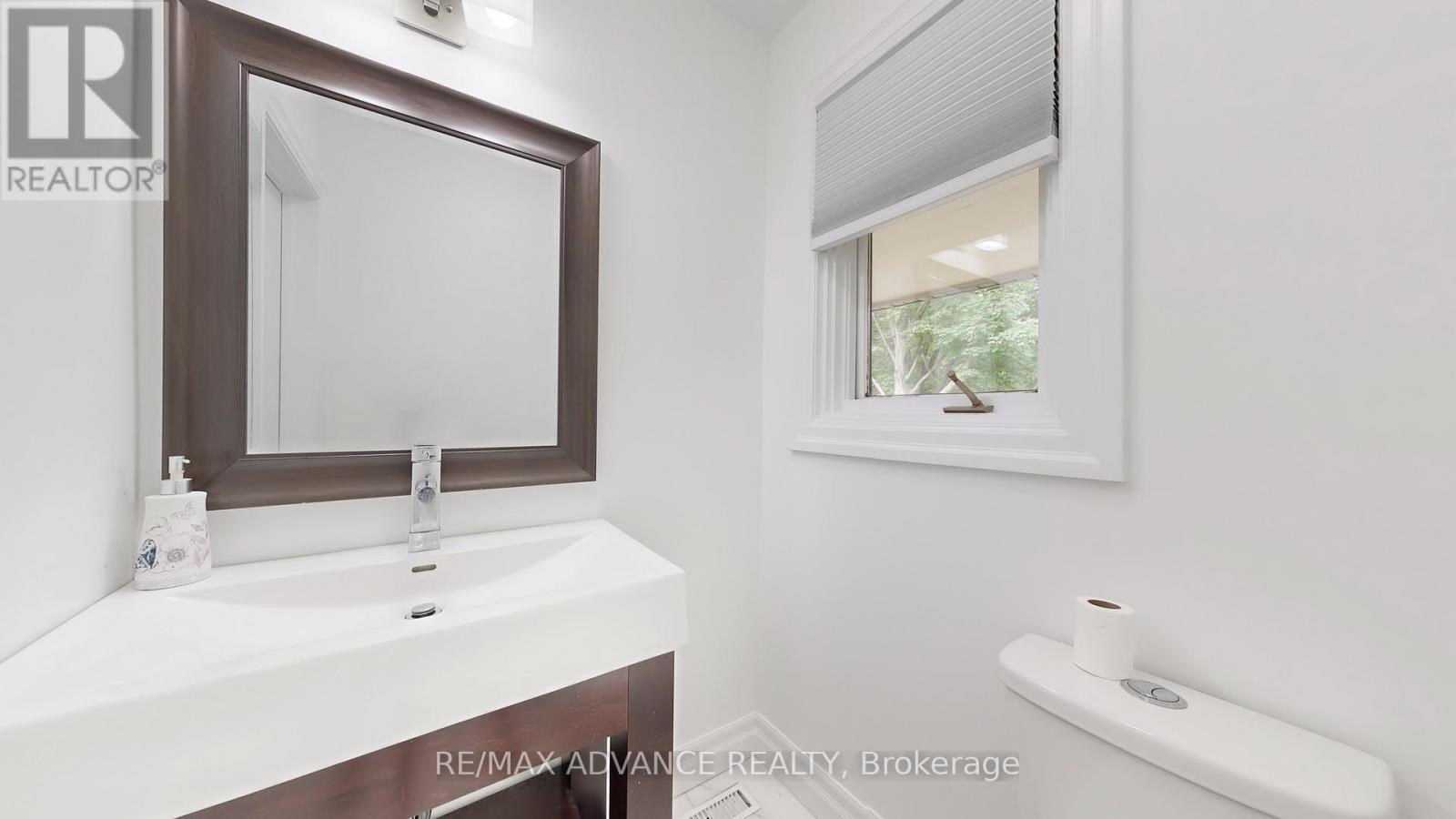 Photo 19 of 9 Carluke Crescent, Toronto ON