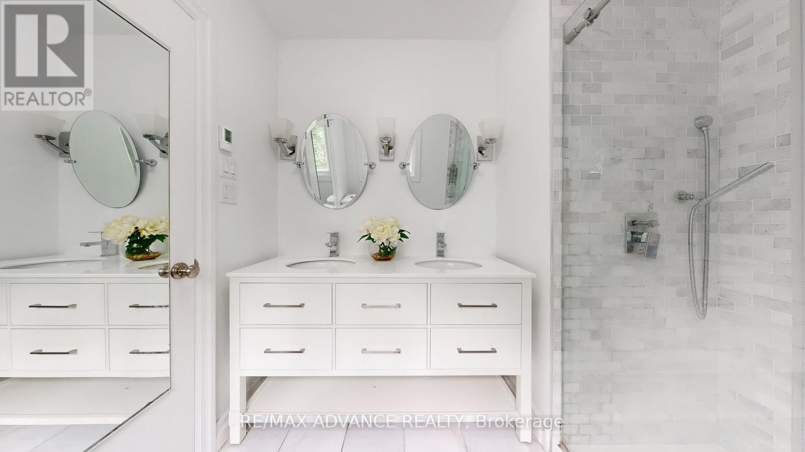 Photo 27 of 9 Carluke Crescent, Toronto ON