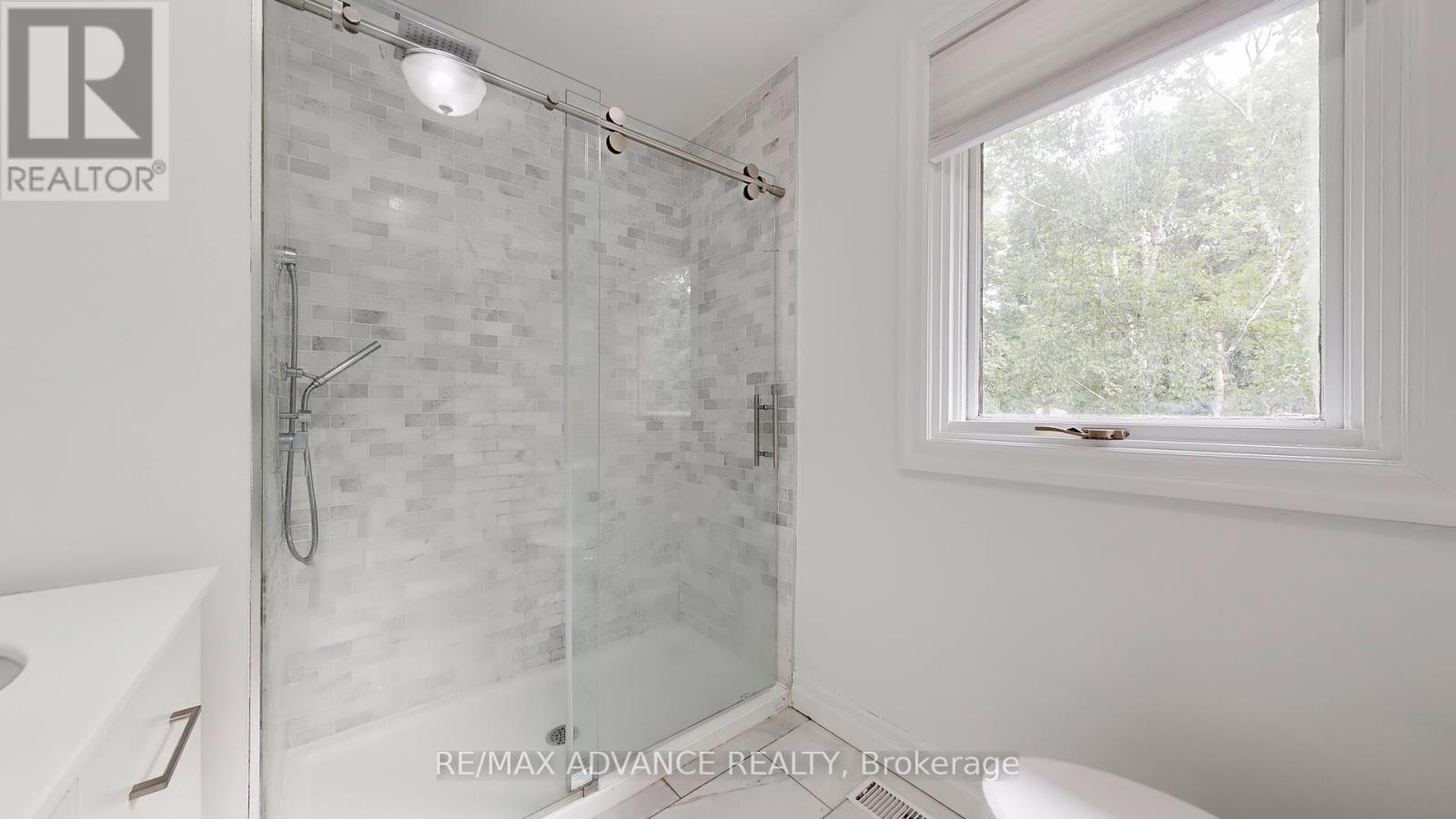 Photo 28 of 9 Carluke Crescent, Toronto ON