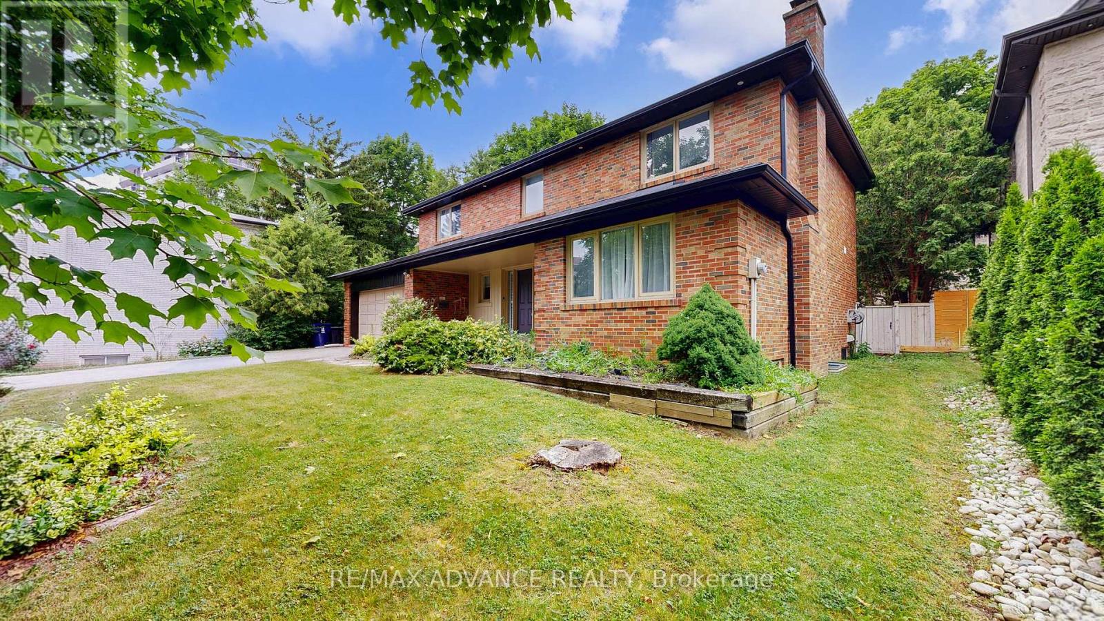 Photo 3 of 9 Carluke Crescent, Toronto ON