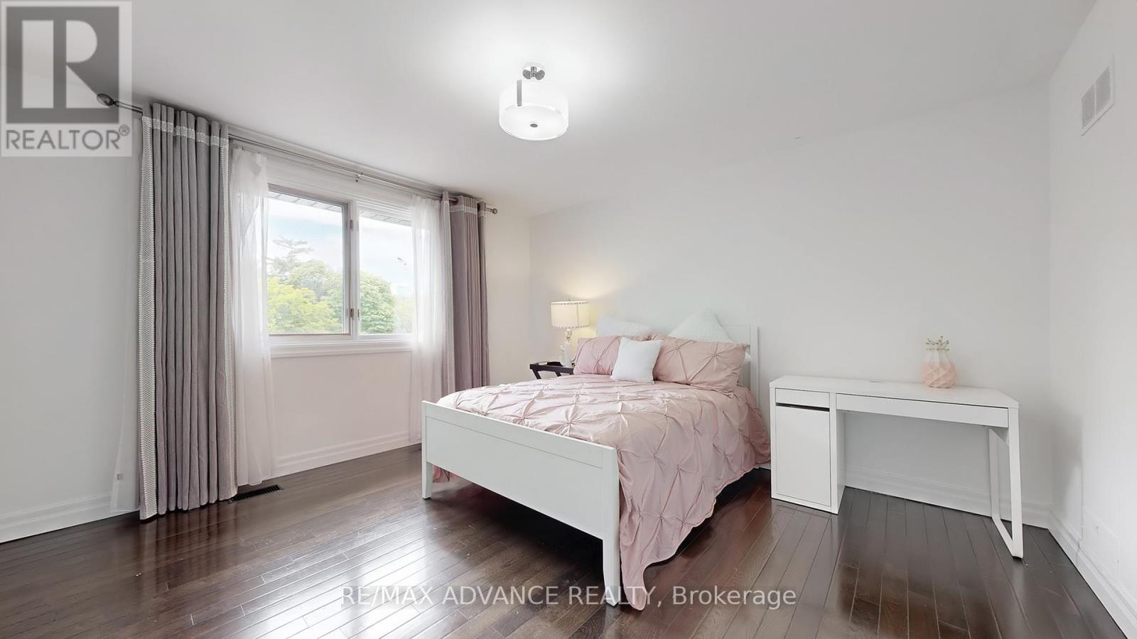 Photo 31 of 9 Carluke Crescent, Toronto ON