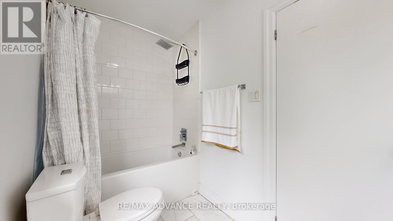 Photo 35 of 9 Carluke Crescent, Toronto ON