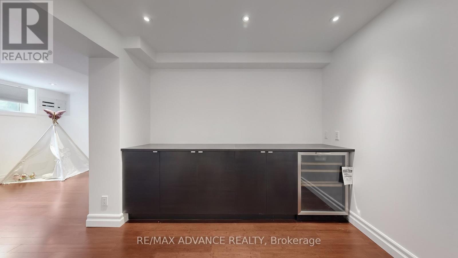 Photo 37 of 9 Carluke Crescent, Toronto ON