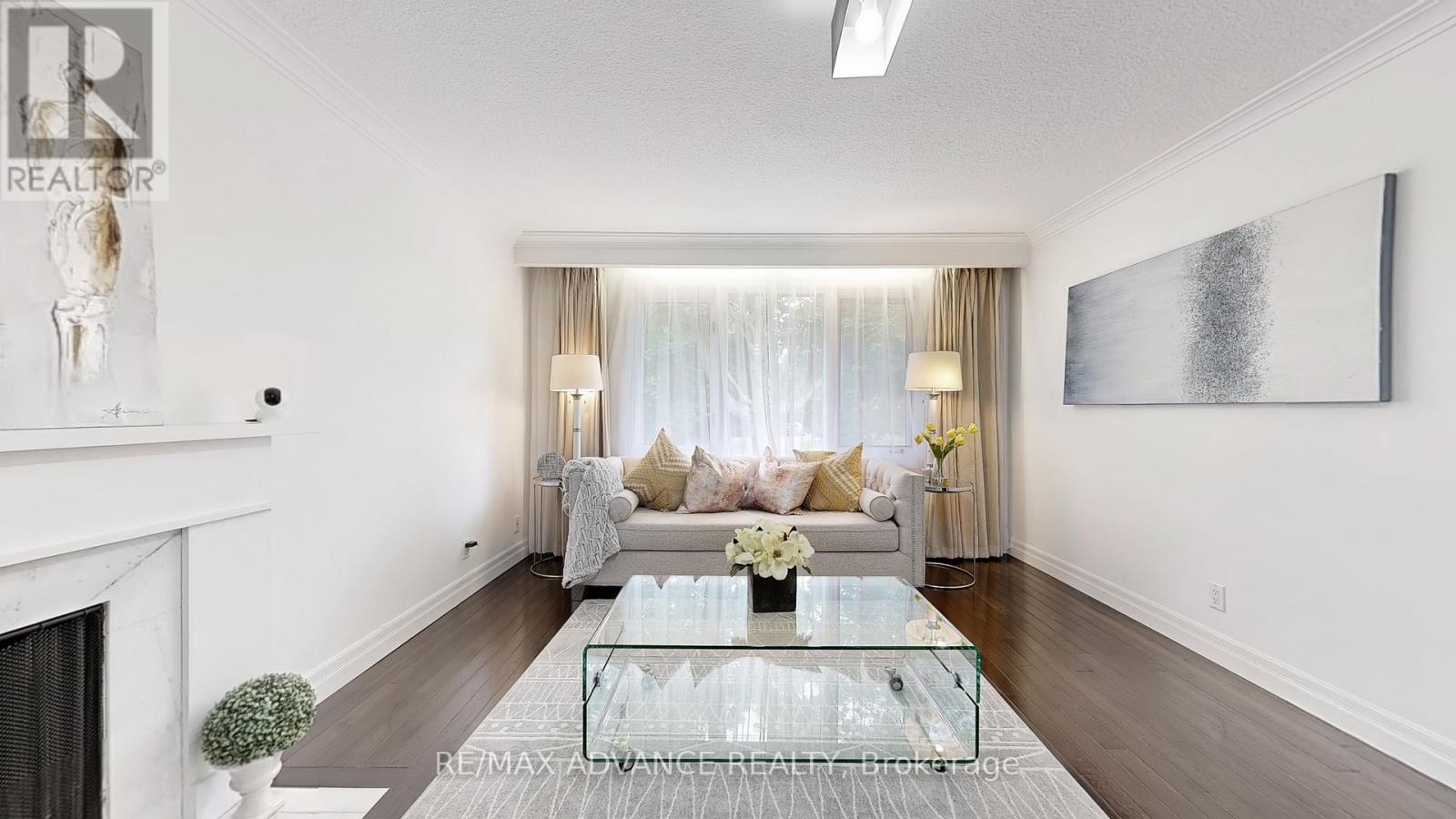 Photo 4 of 9 Carluke Crescent, Toronto ON