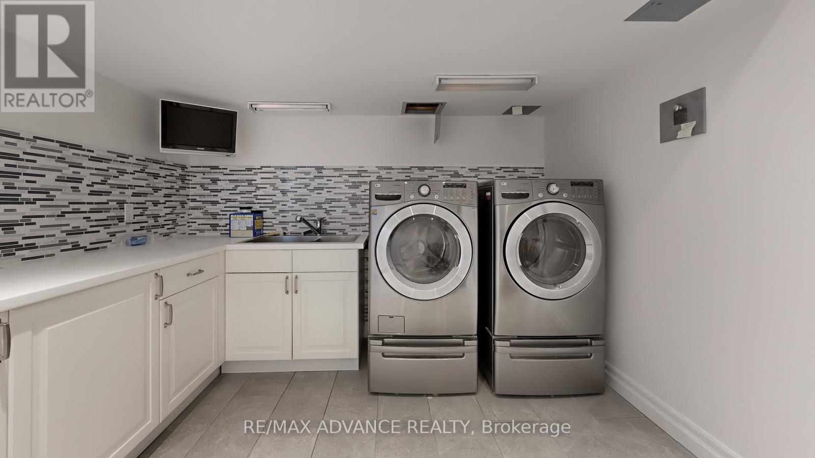 Photo 43 of 9 Carluke Crescent, Toronto ON