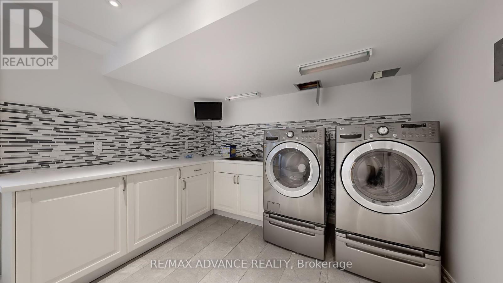 Photo 44 of 9 Carluke Crescent, Toronto ON