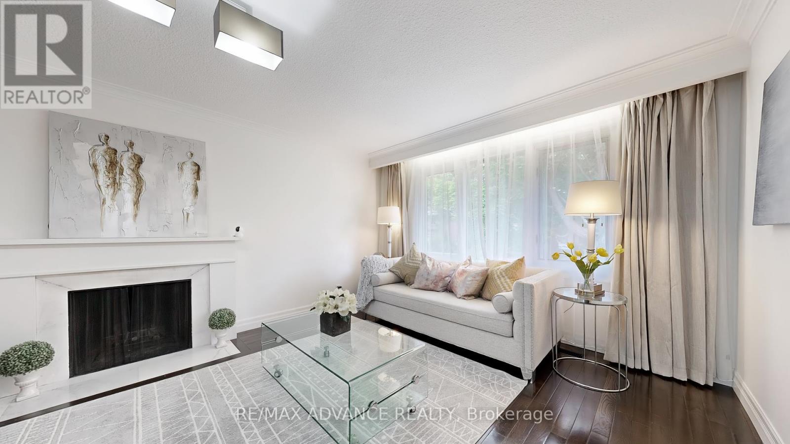 Photo 5 of 9 Carluke Crescent, Toronto ON