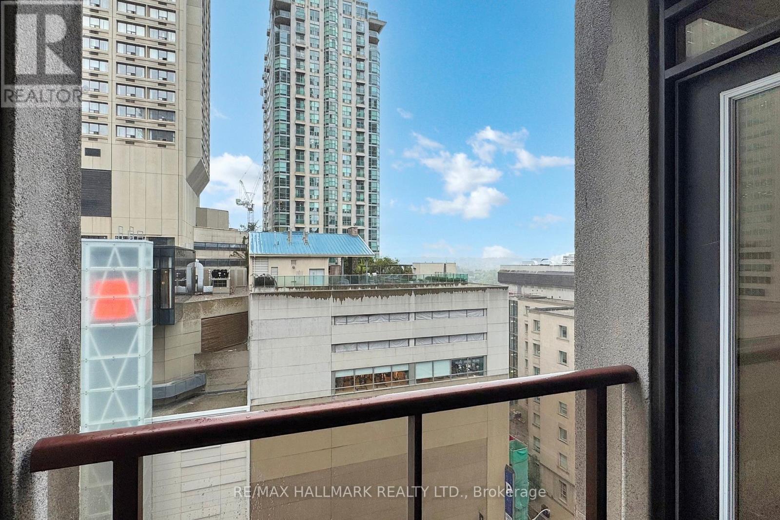 Photo 2 of 1403 85 Bloor Street E, Toronto ON