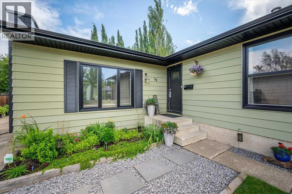 Photo 2 of 19 Lamoureux Place, St Albert AB