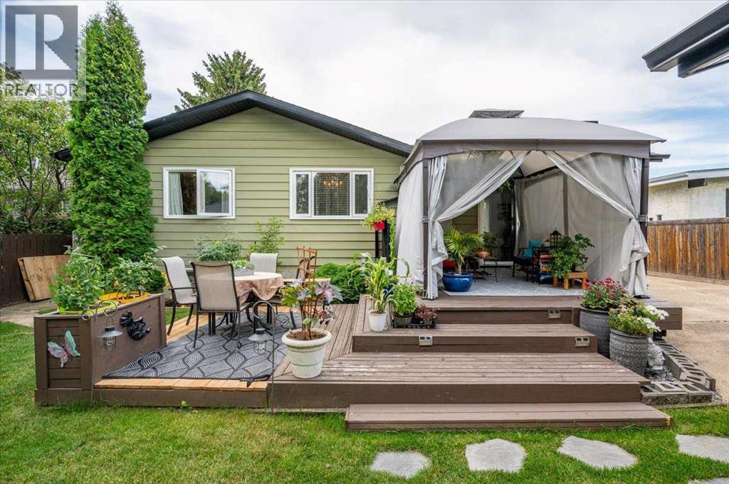 Photo 4 of 19 Lamoureux Place, St Albert AB