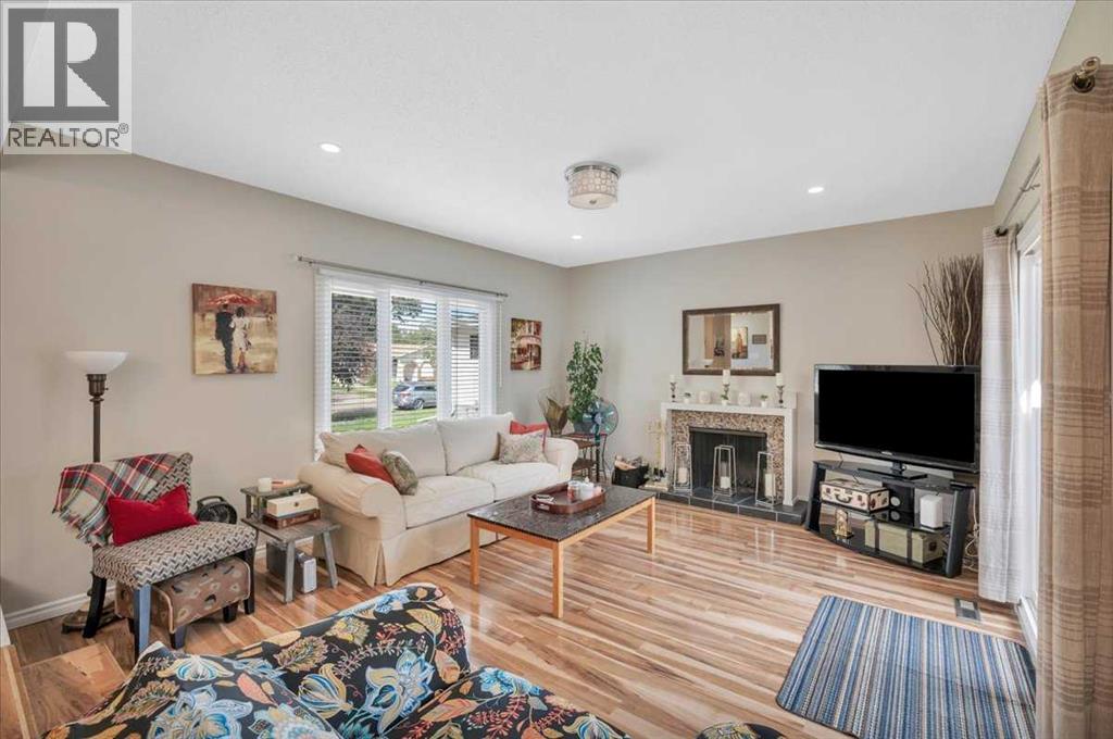 Photo 7 of 19 Lamoureux Place, St Albert AB