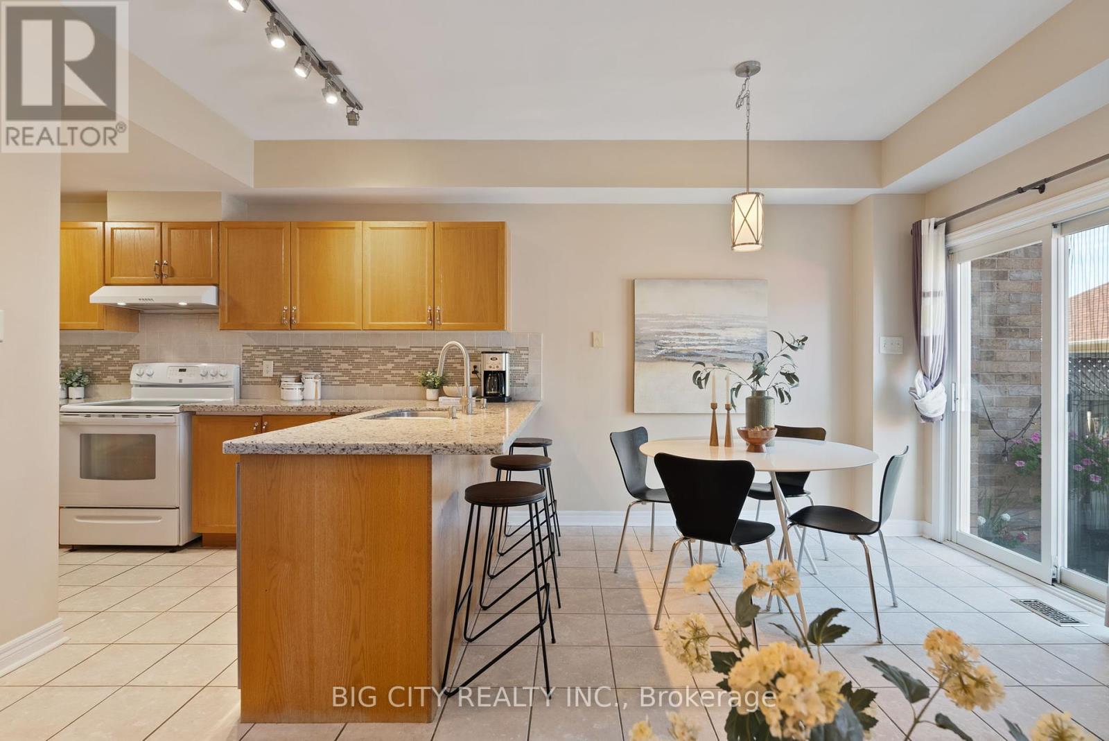 Photo 5 of 98 Riverlands Avenue, Markham ON