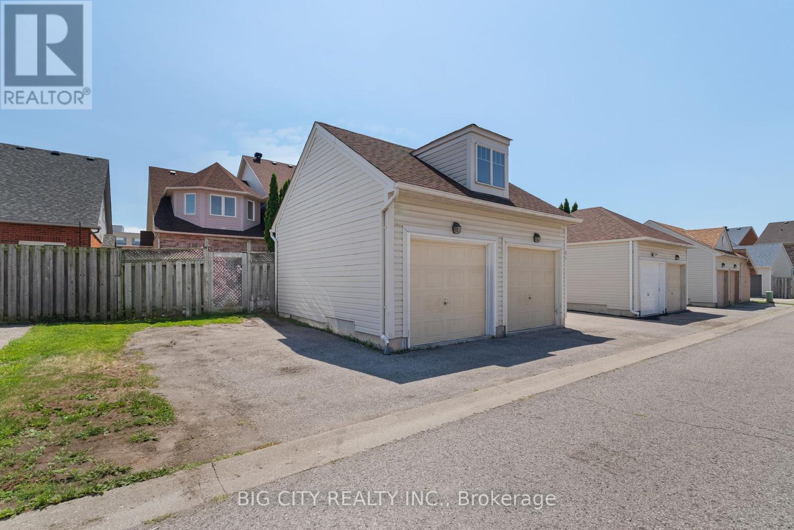 Photo 4 of 98 Riverlands Avenue, Markham ON