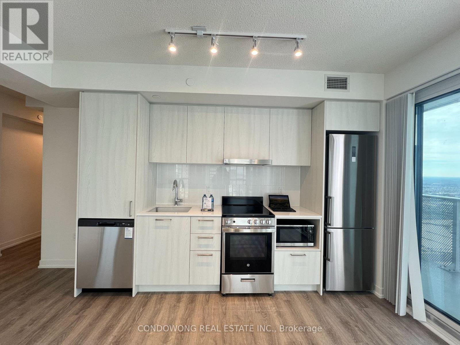 Photo 3 of 4015 195 Commerce Street, Vaughan ON