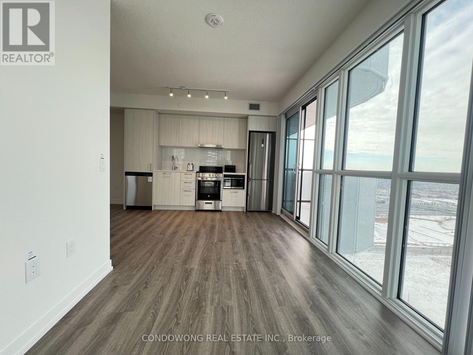 Photo 9 of 4015 195 Commerce Street, Vaughan ON