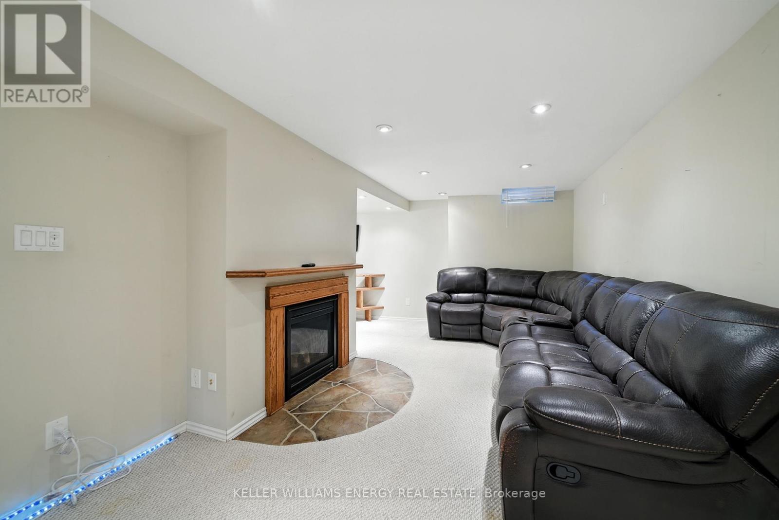 Photo 4 of 14 Bach Avenue, Whitby ON