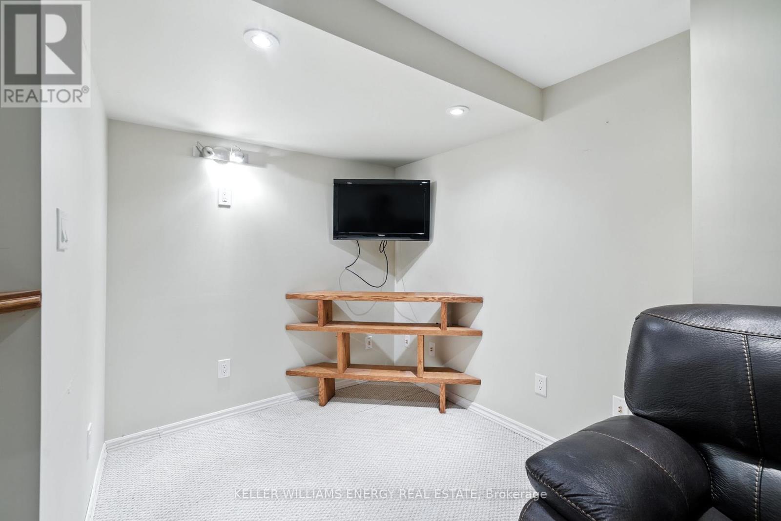 Photo 12 of 14 Bach Avenue, Whitby ON