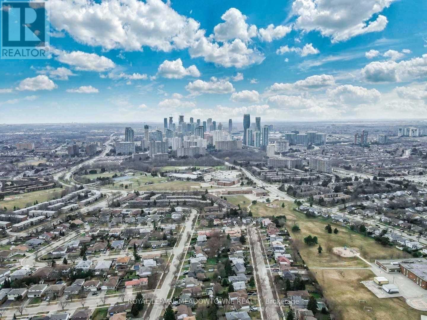 Photo 4 of 634 Hyacinthe Boulevard, Mississauga ON