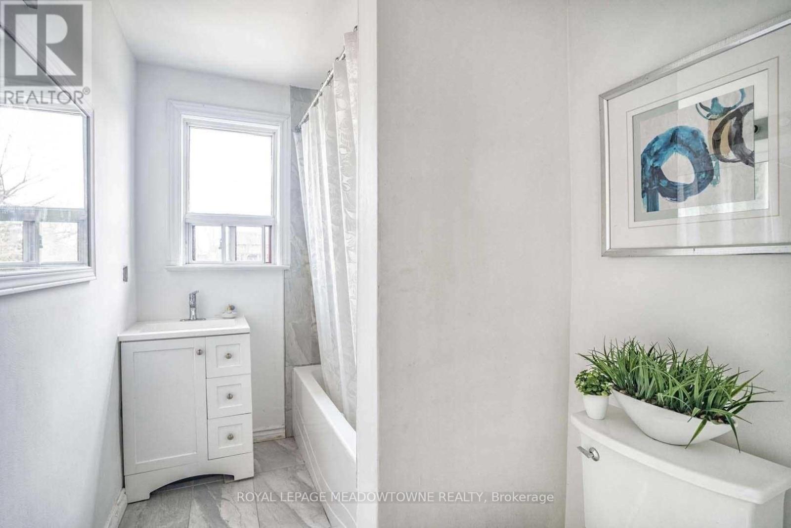 Photo 13 of 634 Hyacinthe Boulevard, Mississauga ON