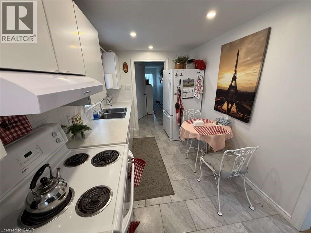 Photo 5 of 20 Corbett Drive, Barrie ON
