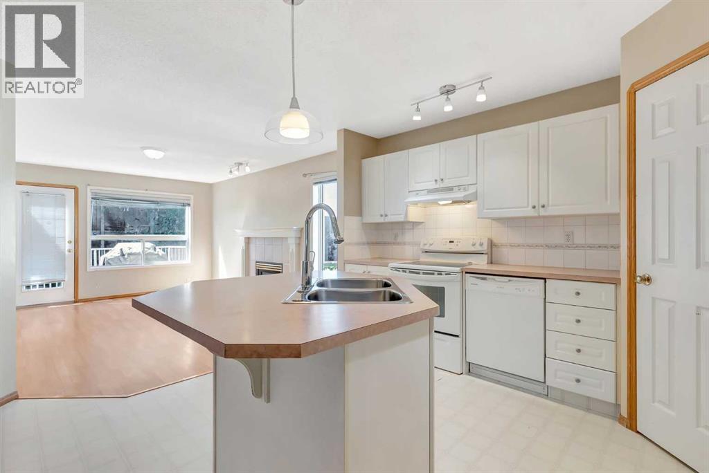 Photo 10 of 155 Douglas Glen Close Se, Calgary AB
