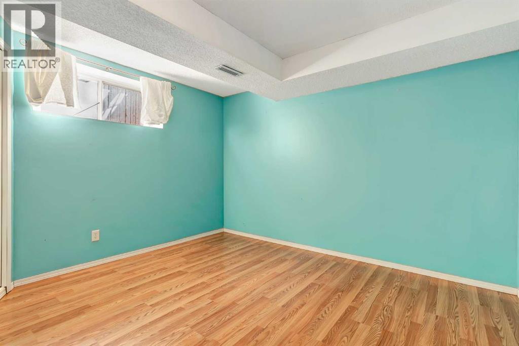 Photo 3 of 155 Douglas Glen Close Se, Calgary AB