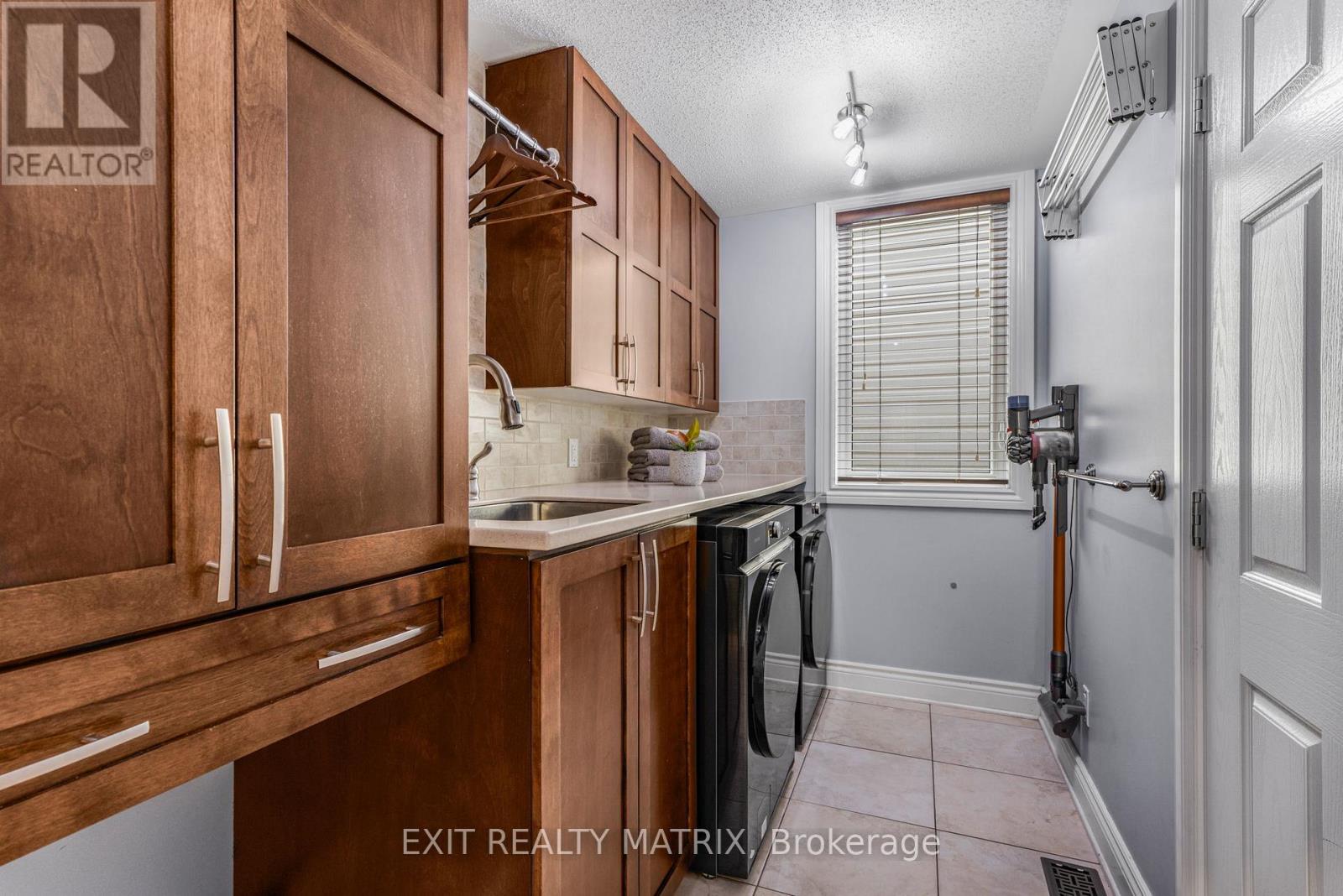 Photo 38 of 352 Oakcrest Way, Ottawa ON