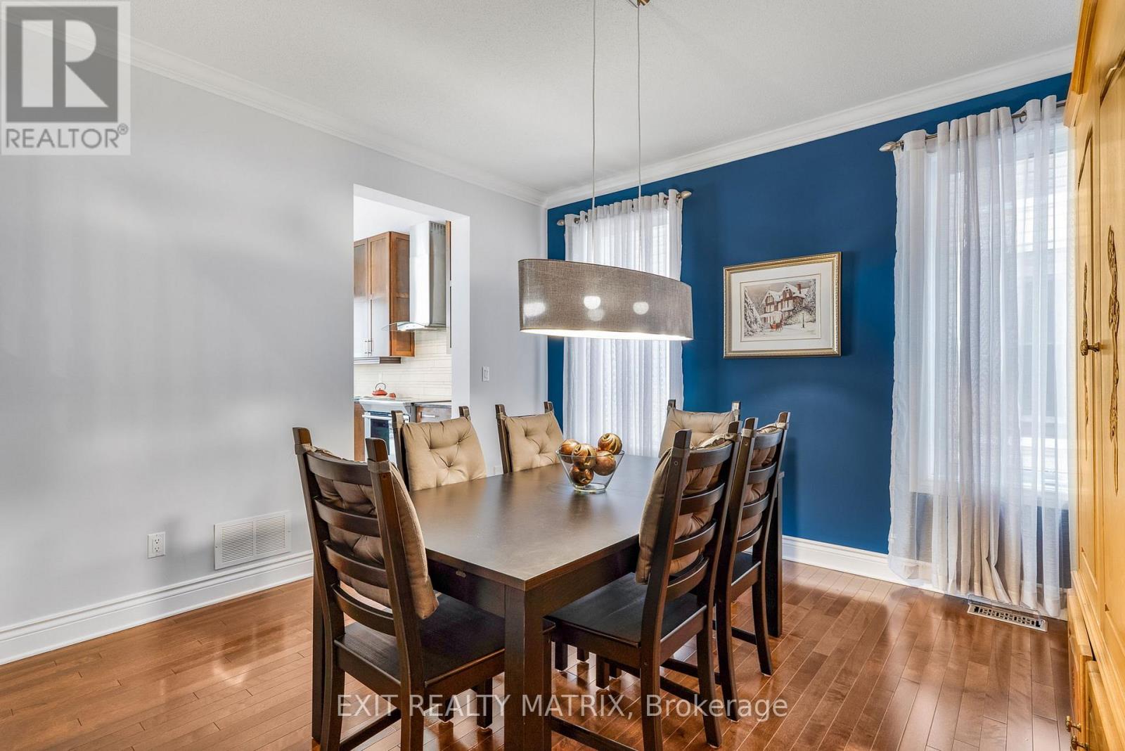 Photo 10 of 352 Oakcrest Way, Ottawa ON
